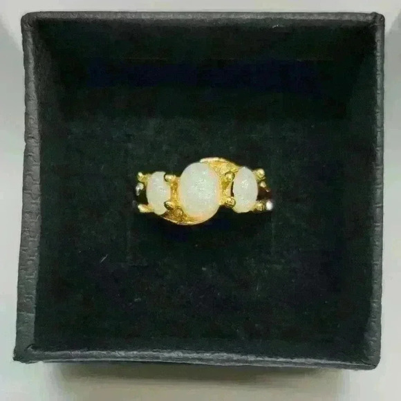 NWOT Exquisite Yellow Goldfilled Faux Opal and Diamond Ring. - Picture 6 of 6